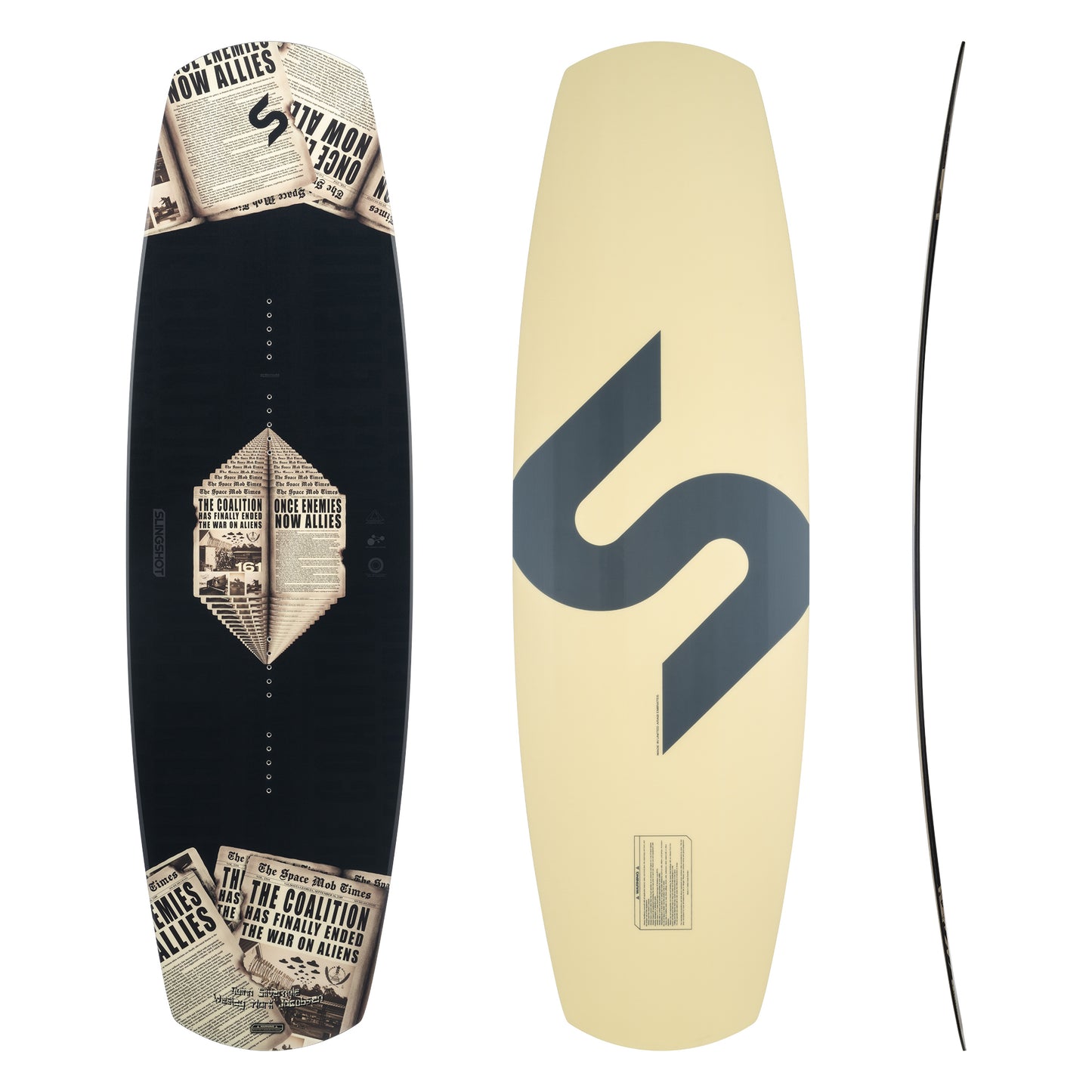 Slingshot Wakeboard "COALITION" vorne schwarz mit Zeitungs-Grafik, hinten Cremefarben mit schwarzem Logo