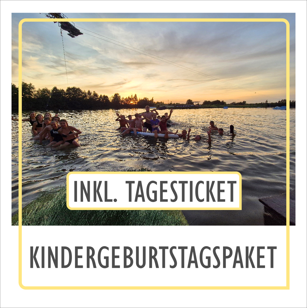 Eine Gruppe von Personen schwimmt auf einem Standup Paddle