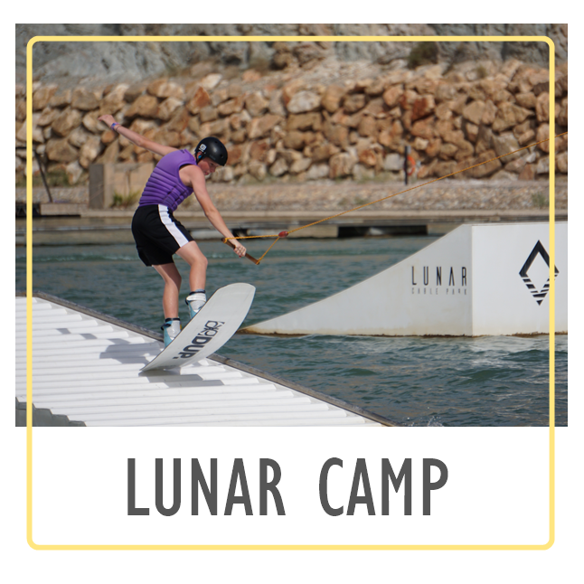 Wakeboarder fährt über Hindernis und Bildunterschrift zeigt "LUNAR CAMP"