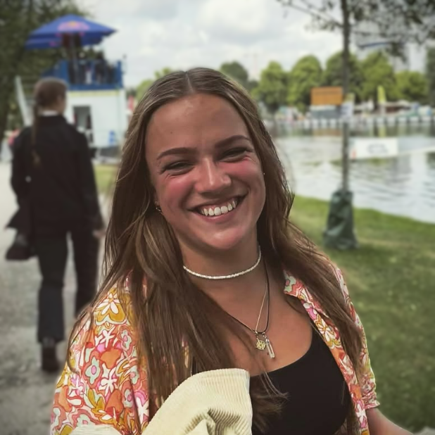 Frau lacht in Kamera