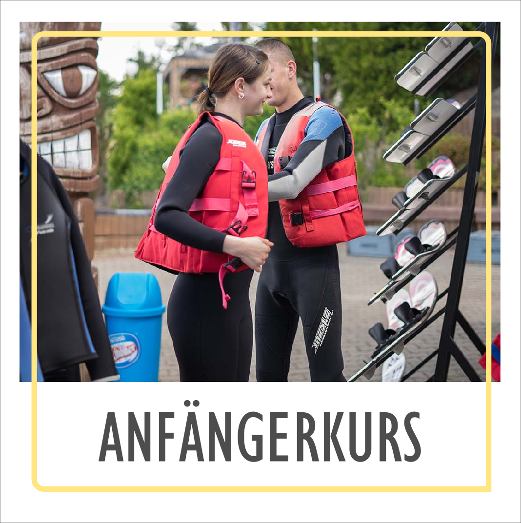 Zwei Personen ziehen sich Schwimmwesten vor einem Wasserskiständer an