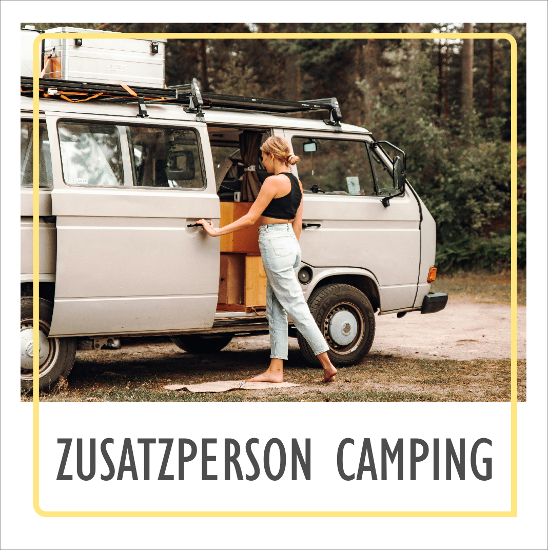 Eine Frau öffnet die Tür eines Campervans