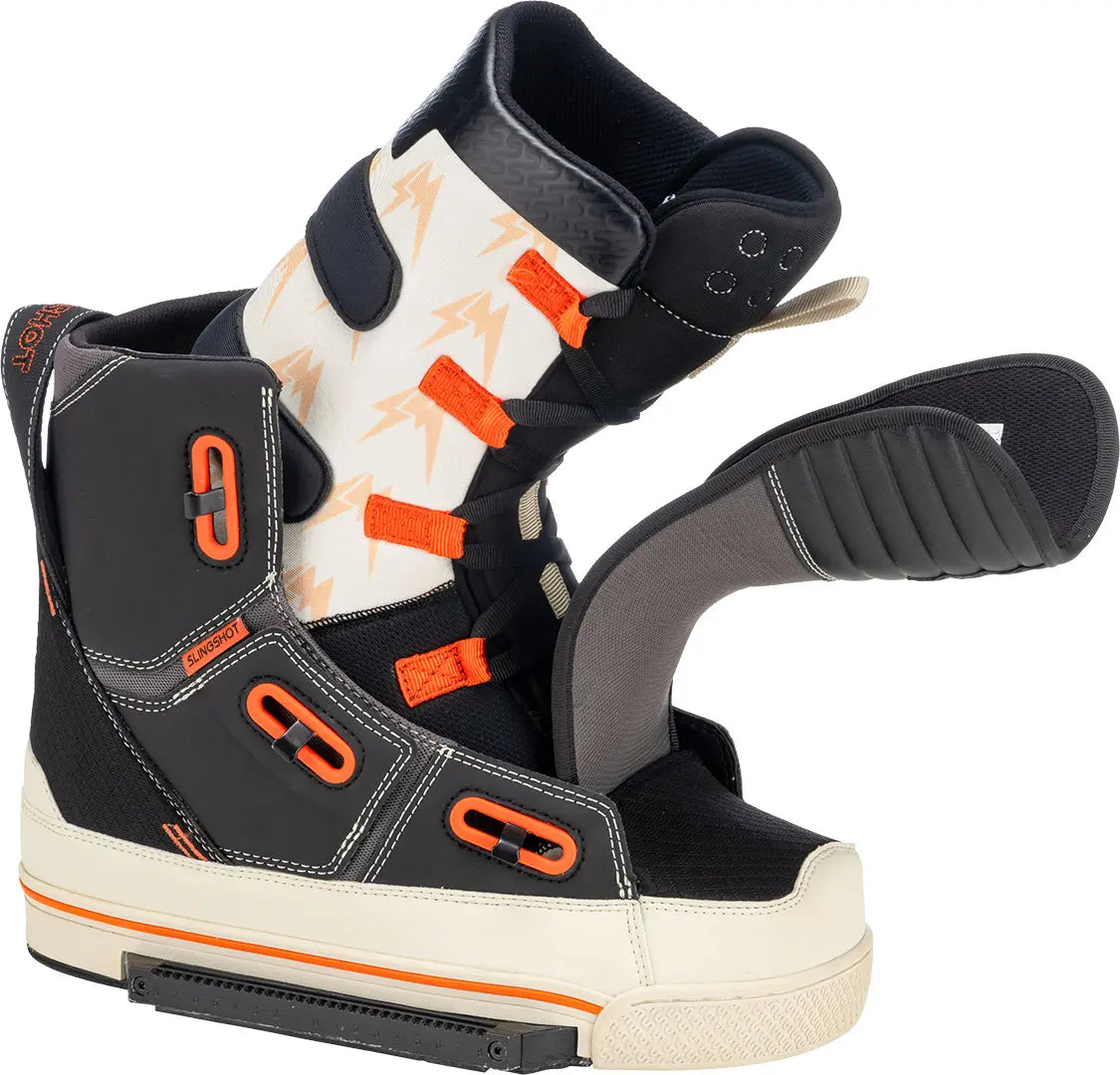 Wakeboard Bindung "Spacemob" der Marke Slingshot in creme, orange und schwarz mit herausnehmbaren Innenschuh