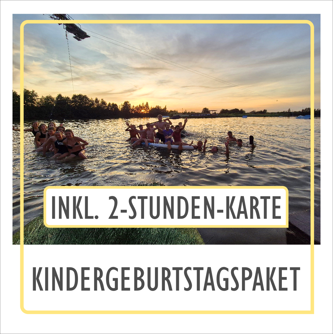 Eine Gruppe von Personen schwimmt auf einem Standup Paddle