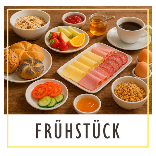 Semmeln, Wurst, Käse Gemüse, Obst, Eier, Müsli, Marmelade, Honig und Kaffee auf Geschirr